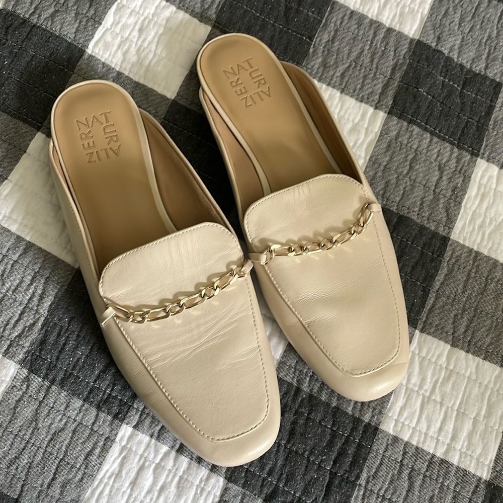 Naturalizer Cream Loafers with Gold Chain